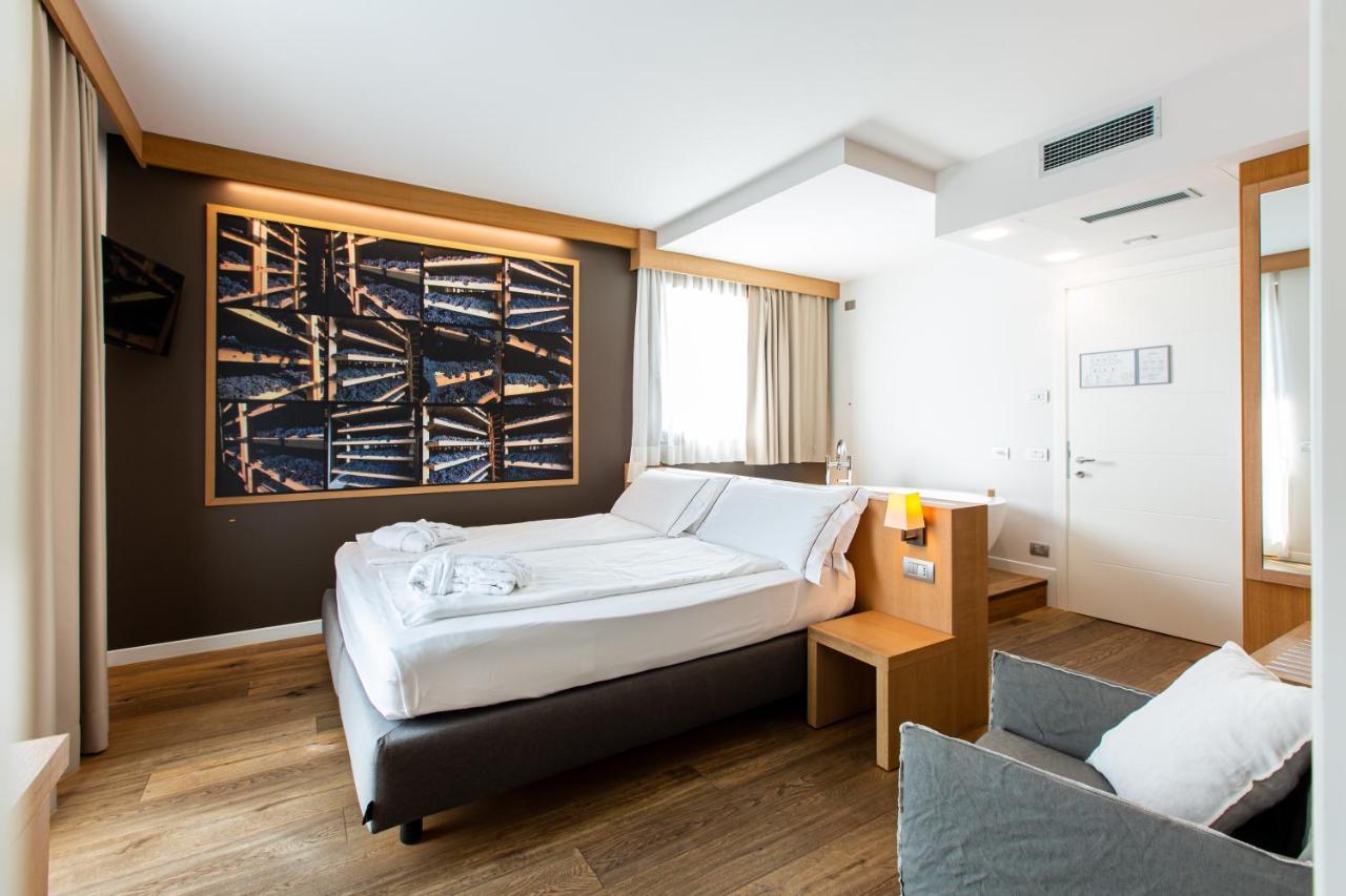 Wine Hotel Retici Balzi Poggiridenti Exteriör bild