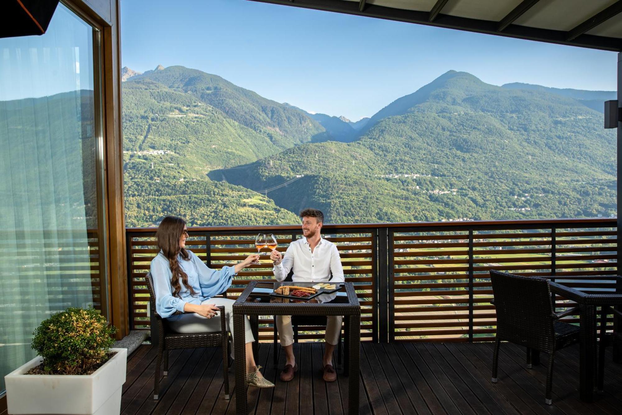 Wine Hotel Retici Balzi Poggiridenti Exteriör bild